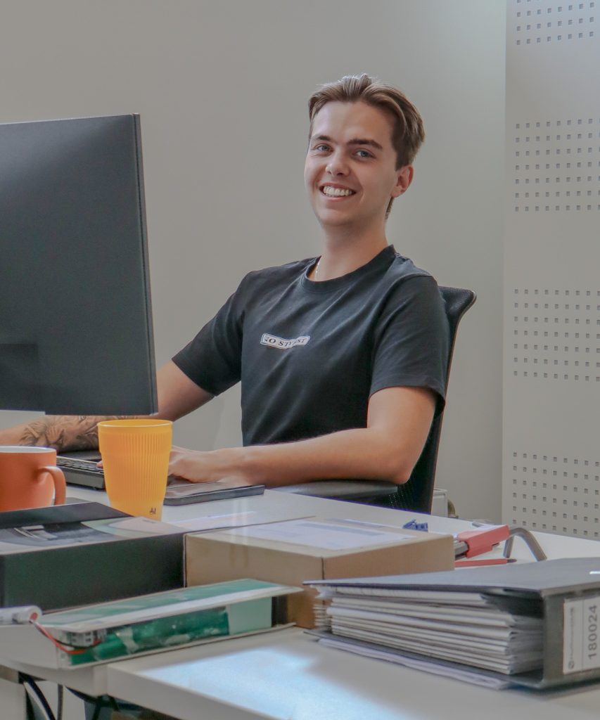 Portret van Ricky Lecker, Contractbeheerder Elektrotechniek bij A. de Jong