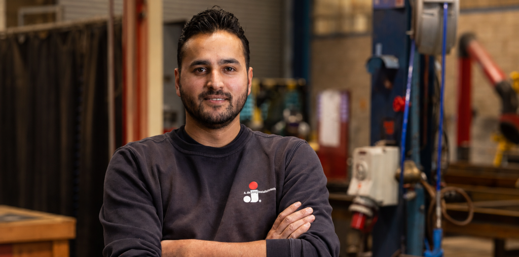Medewerker van A. de Jong in de werkplaats